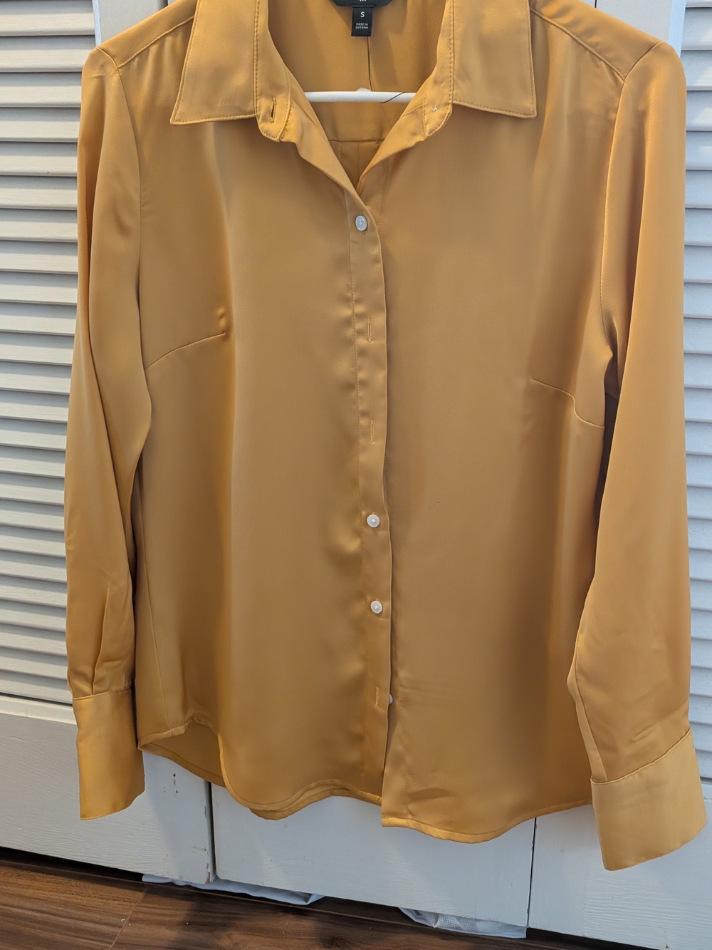 NWT Banana Republic Size S Long Sleeve Yellow  Gold Button down shirt 🧡💛 $70